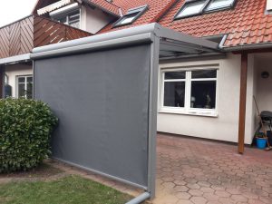 Mehr über den Artikel erfahren Terassendach mit Wind- und Sichtschutz