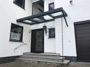 Mehr über den Artikel erfahren Haustür-Überdachung