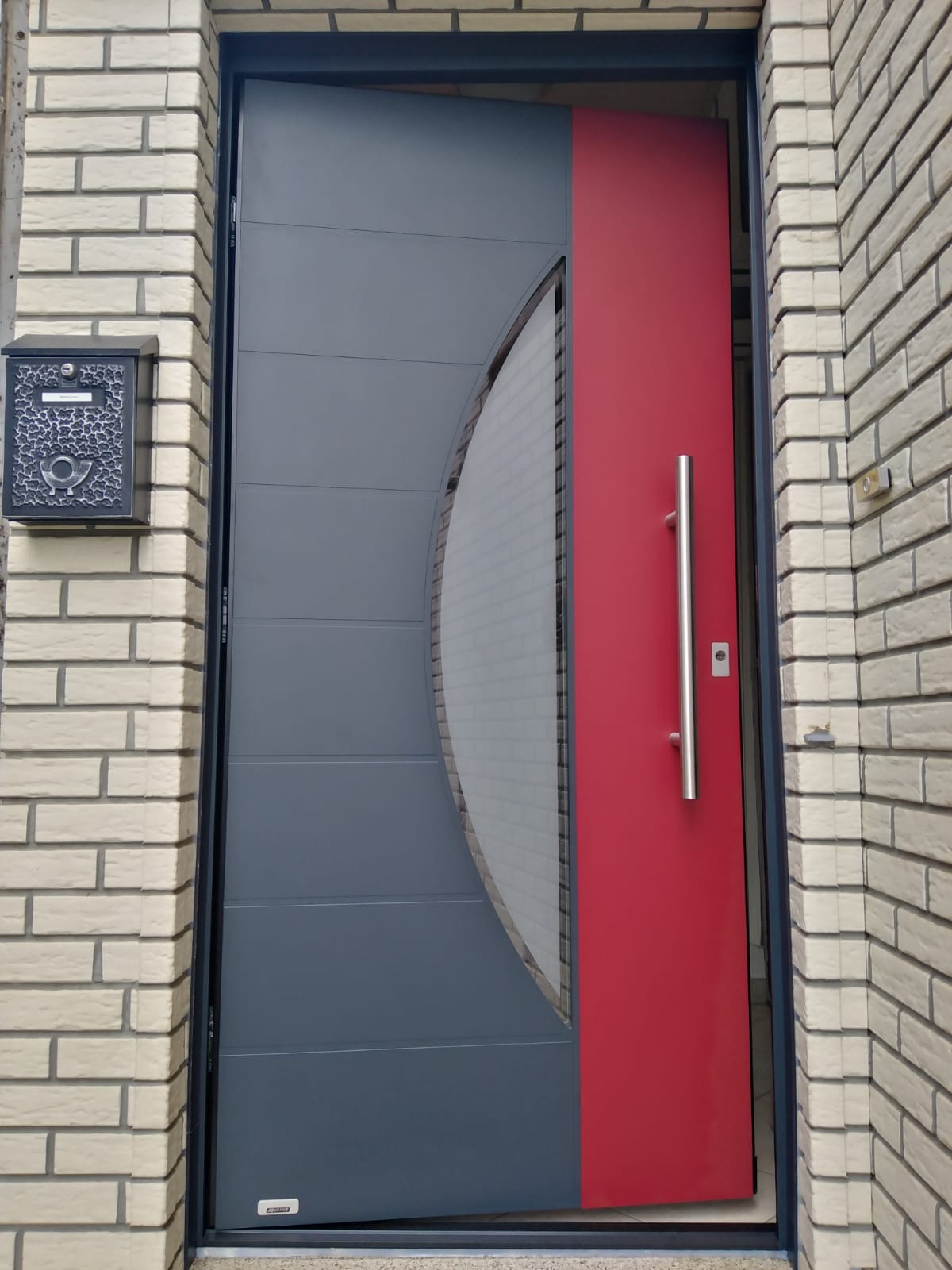 Mehr über den Artikel erfahren Neue Haustür – vorher / nachher