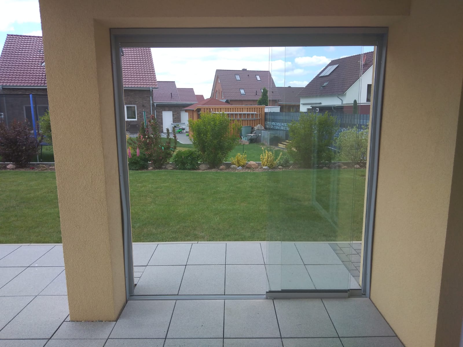 Mehr über den Artikel erfahren Ganzglas Schiebeanlage mit Senkrechtbeschattung