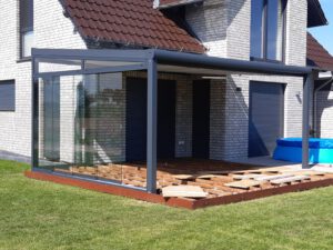 Mehr über den Artikel erfahren Terassenüberdachung mit Glas-Schiebeelementen