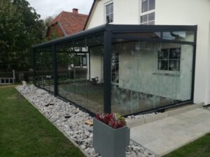 Mehr über den Artikel erfahren Terrassendach mit Glasmuster