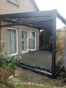 Mehr über den Artikel erfahren Terrassendach mit Unterbauelementen, Unterdachbeschattung und LED-Beleuchtung