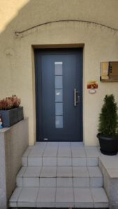 Mehr über den Artikel erfahren 2 Familien – 2 Haustüren