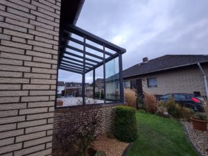 Mehr über den Artikel erfahren Terrassendach mit Seitenteil und Schiebeanlage