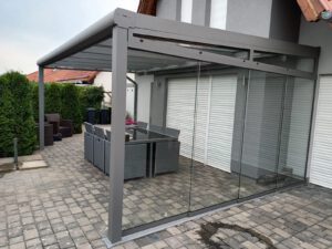 Mehr über den Artikel erfahren Neues Terrassendach mit Beschattung und Schiebetür