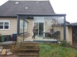 Mehr über den Artikel erfahren Terrassendach nach 9 Jahren mit Schiebeanlagen nachgerüstet.