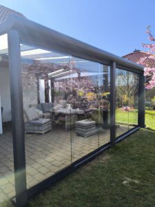 Mehr über den Artikel erfahren Ganzglas Schiebeelemente